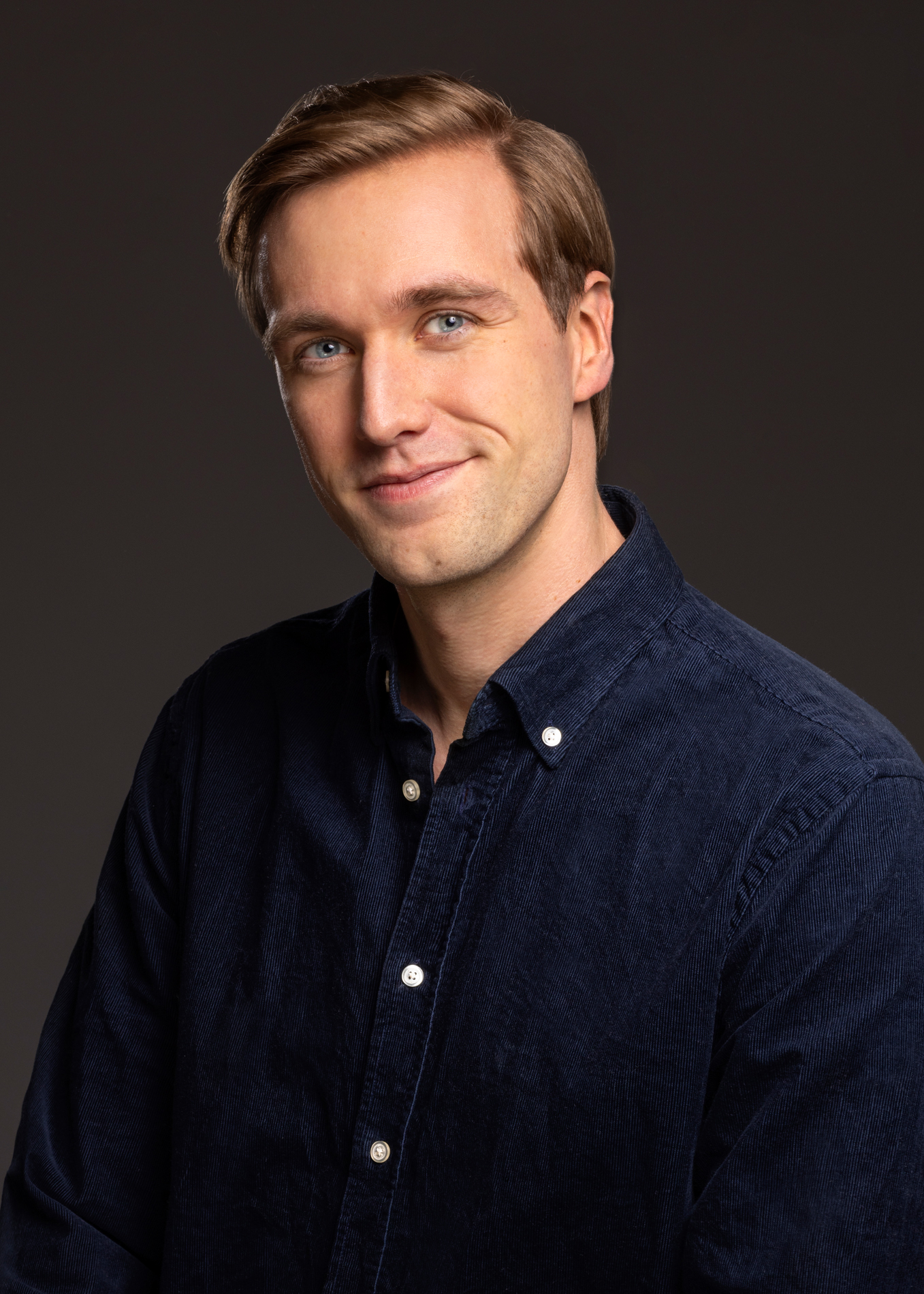 Headshot of Scandinavian Swedish-Italian multilingual actor Alexandre Mauvais