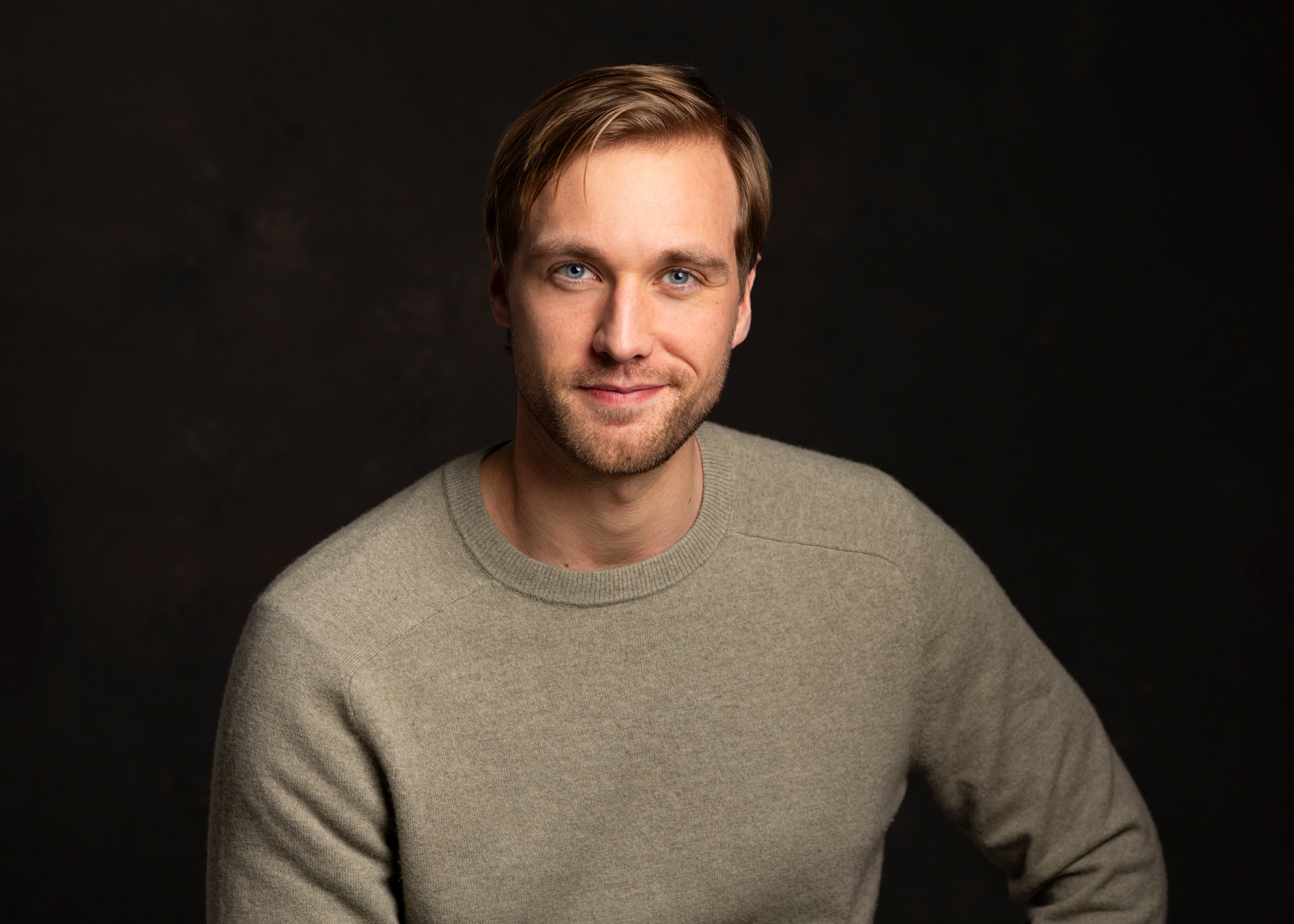 Headshot of Scandinavian Swedish-Italian multilingual actor Alexandre Mauvais